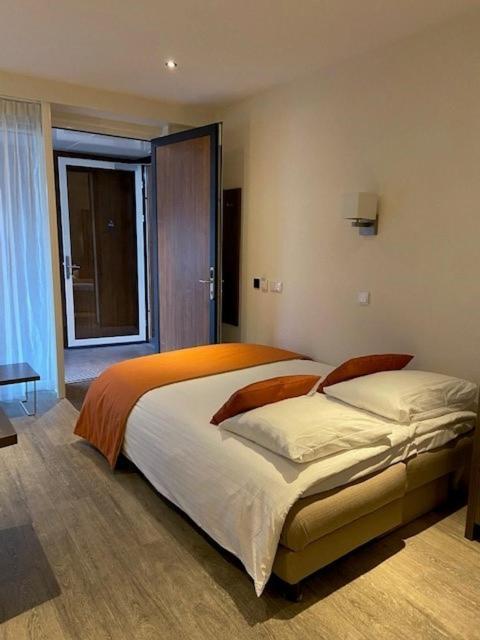 De Twee Linden Hotel Beneden-Leeuwen ภายนอก รูปภาพ