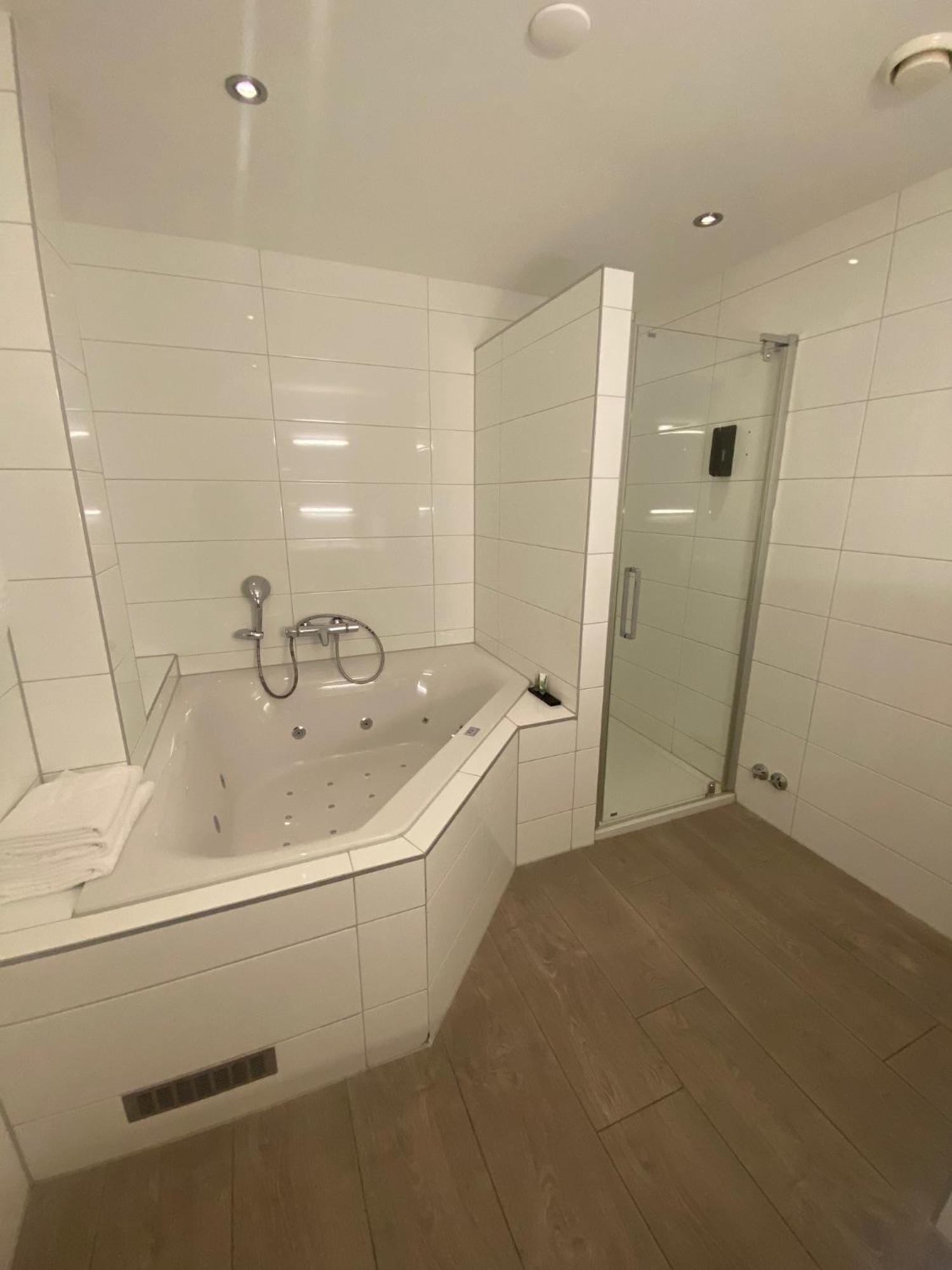 De Twee Linden Hotel Beneden-Leeuwen ภายนอก รูปภาพ