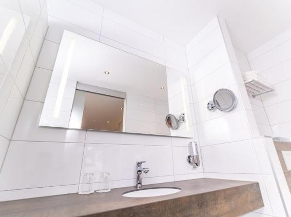 De Twee Linden Hotel Beneden-Leeuwen ภายนอก รูปภาพ