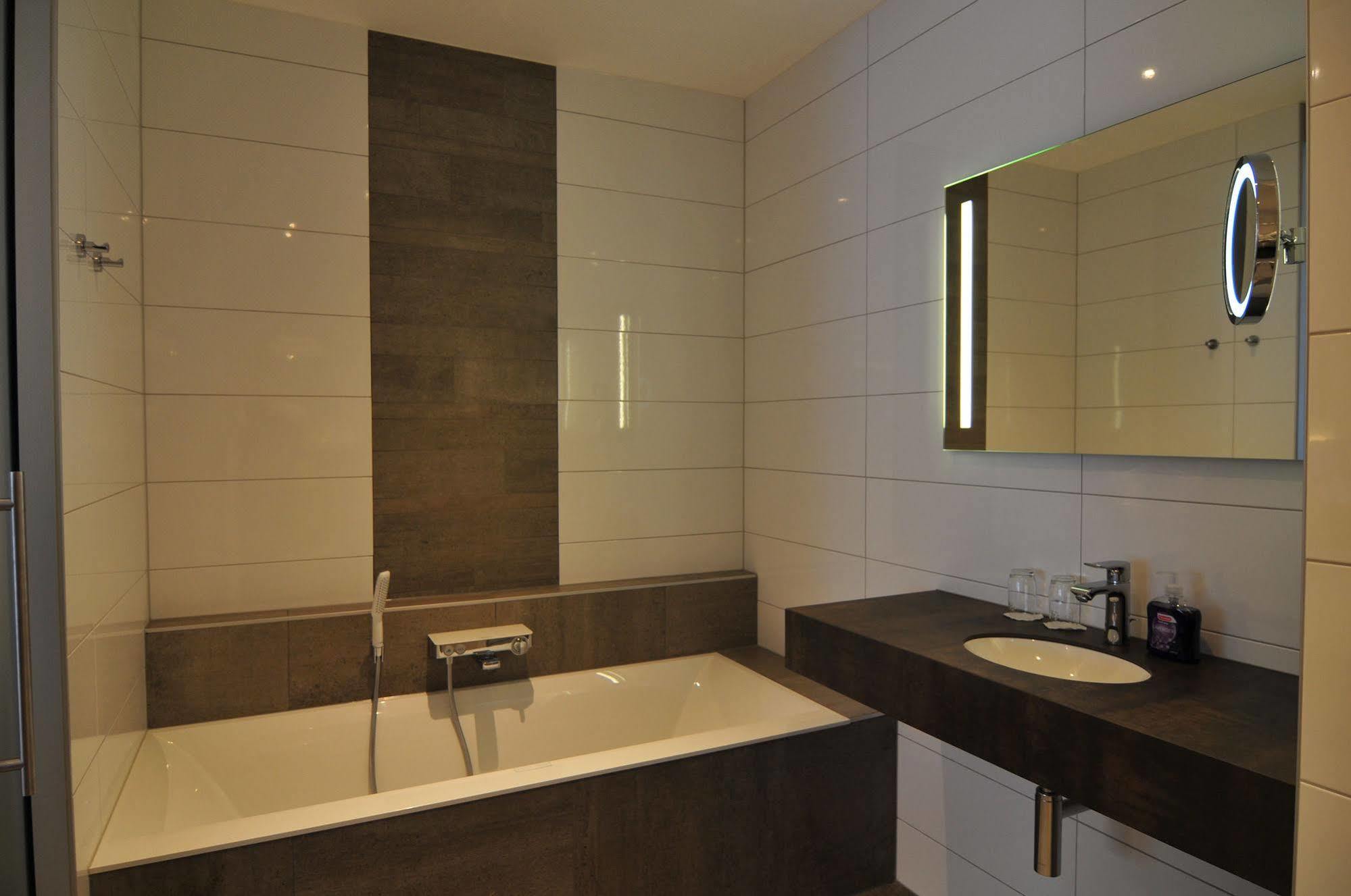 De Twee Linden Hotel Beneden-Leeuwen ภายนอก รูปภาพ