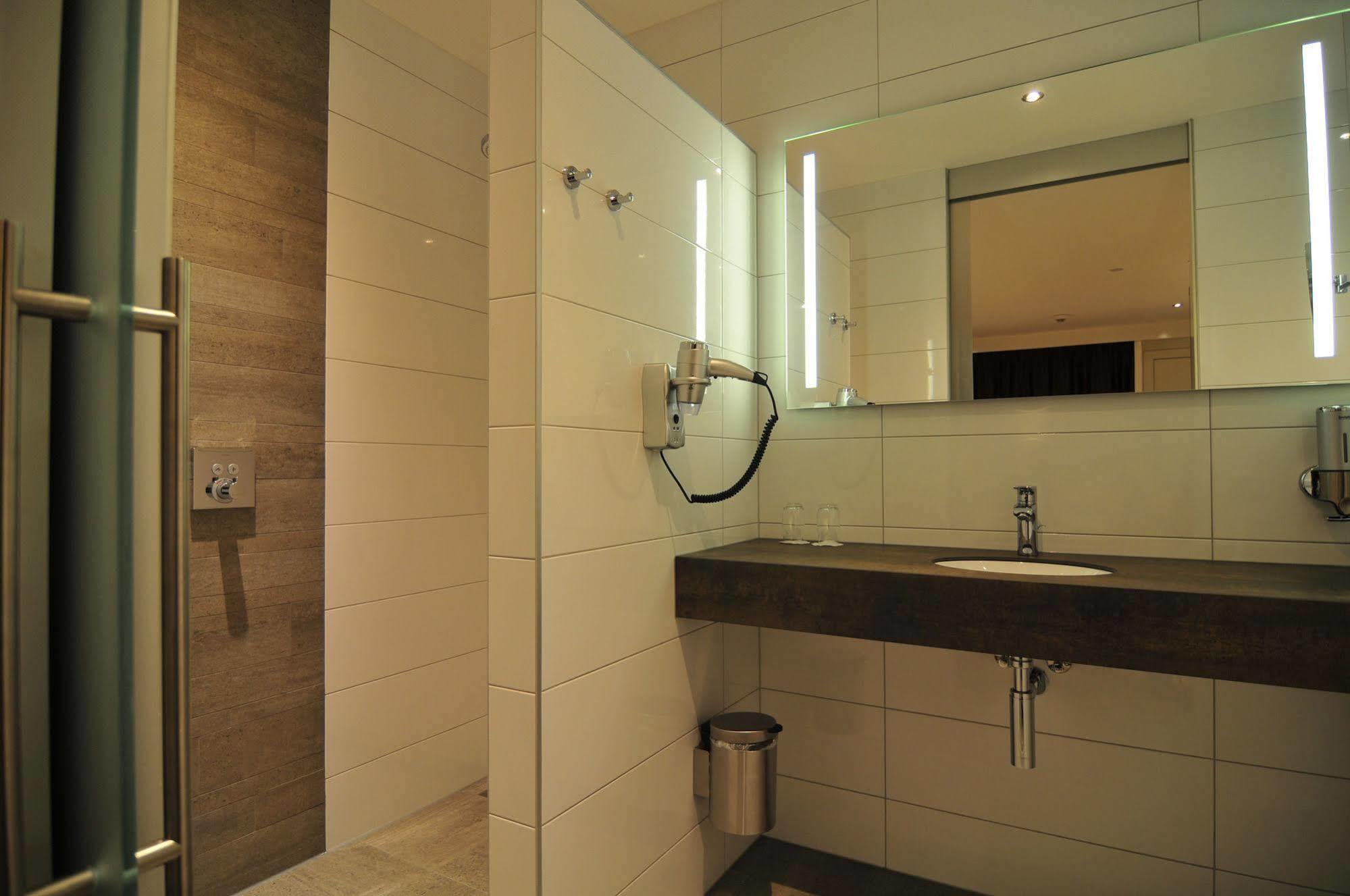 De Twee Linden Hotel Beneden-Leeuwen ภายนอก รูปภาพ