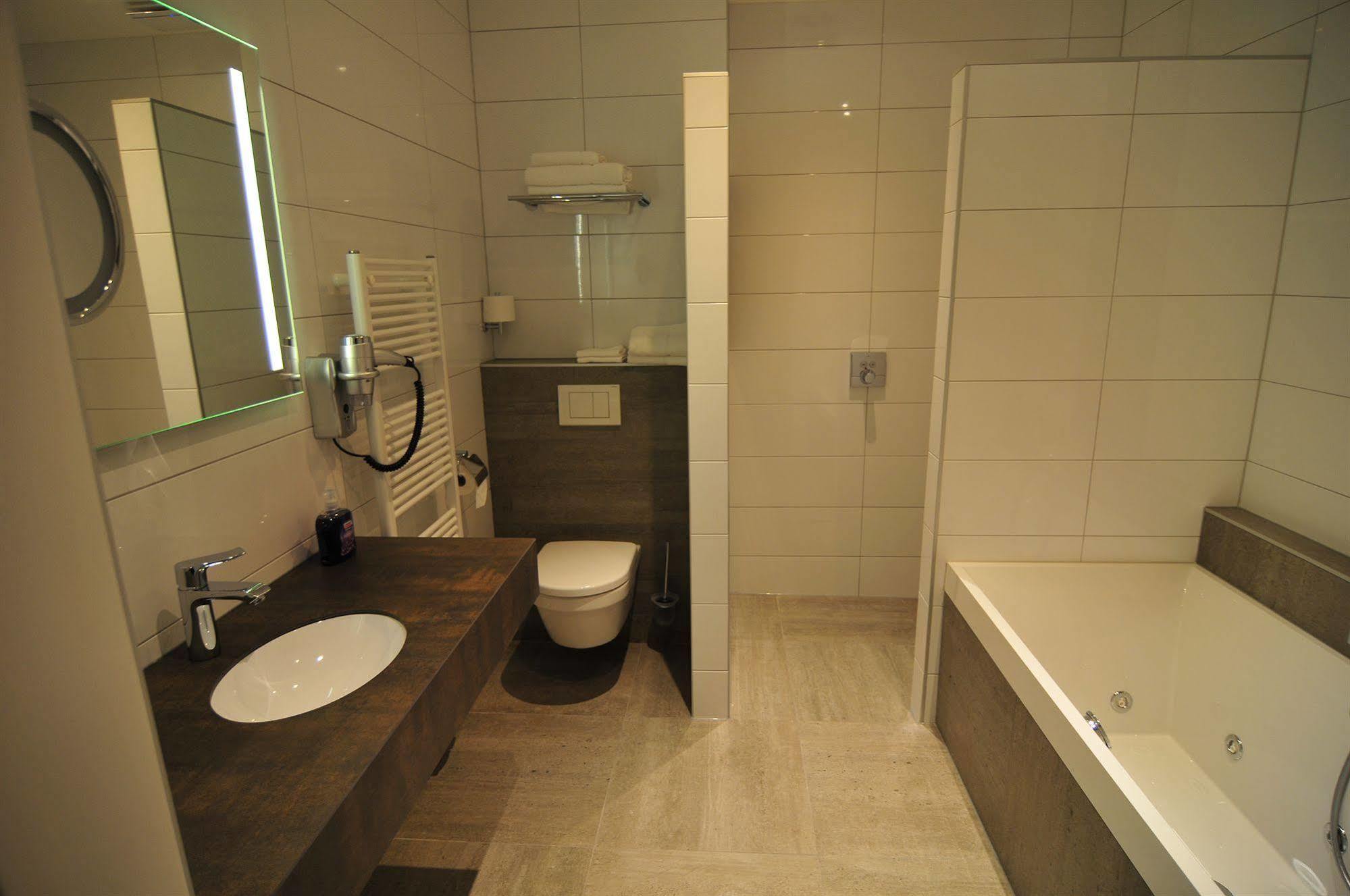 De Twee Linden Hotel Beneden-Leeuwen ภายนอก รูปภาพ
