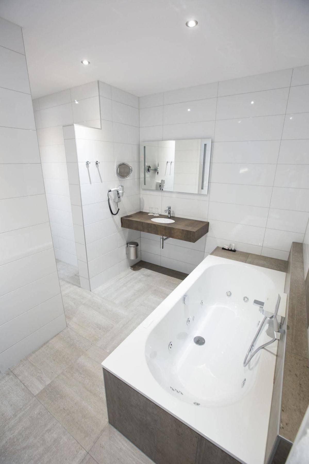 De Twee Linden Hotel Beneden-Leeuwen ภายนอก รูปภาพ